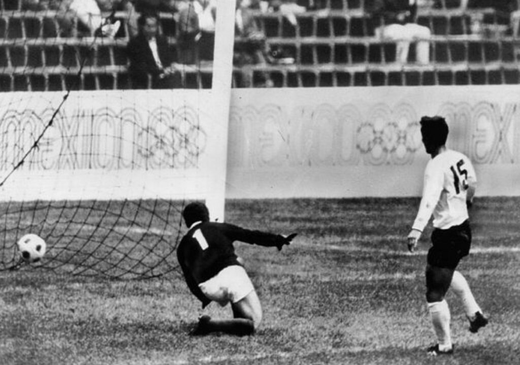 釜本邦茂 オリンピック ゴール 出典：FOOTBALL ZONEより